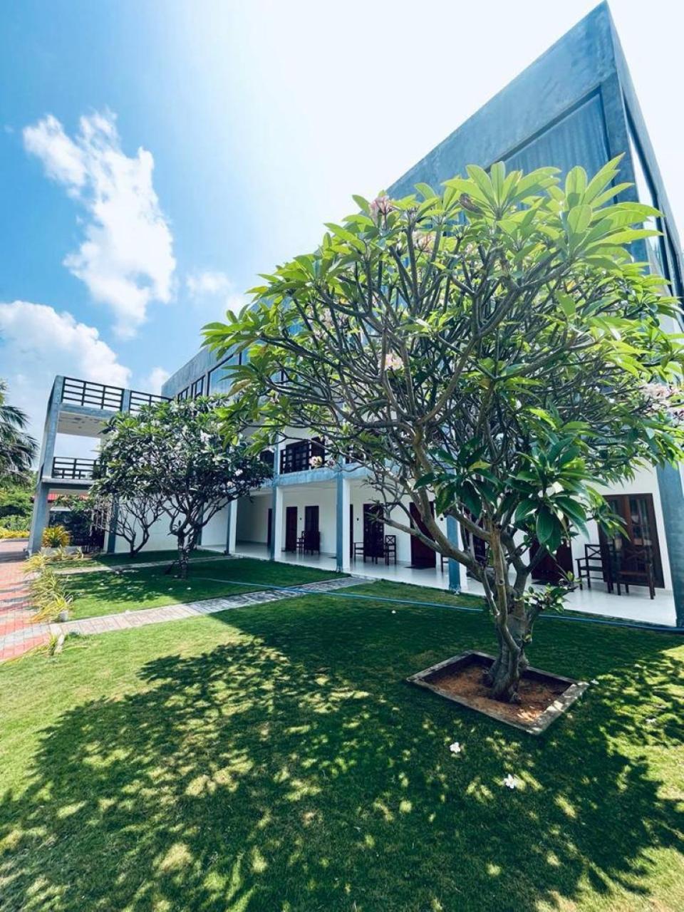 Nn Beach Resort & Spa Nilaveli Bagian luar foto